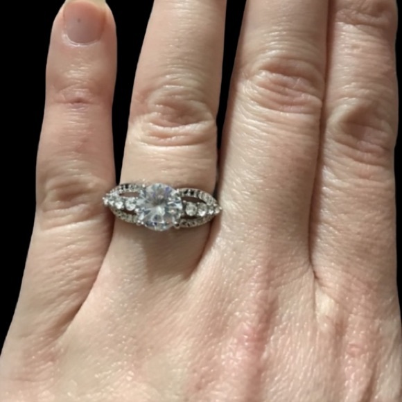 ‼️LAST CHANCE‼️ STERLING SILVER SHIMMER AND SHINE RING - Picture 2 of 5